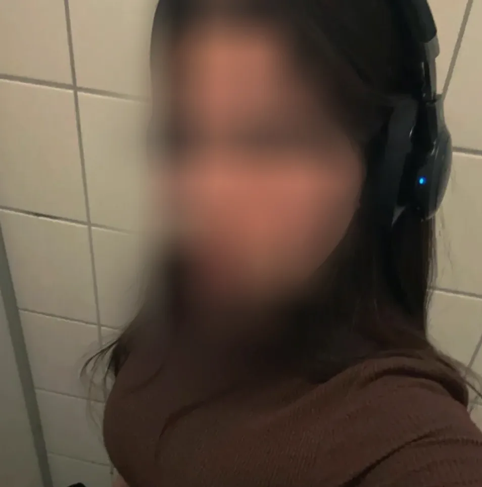 Bouchra, 25