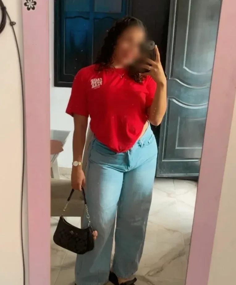 Julia, 24